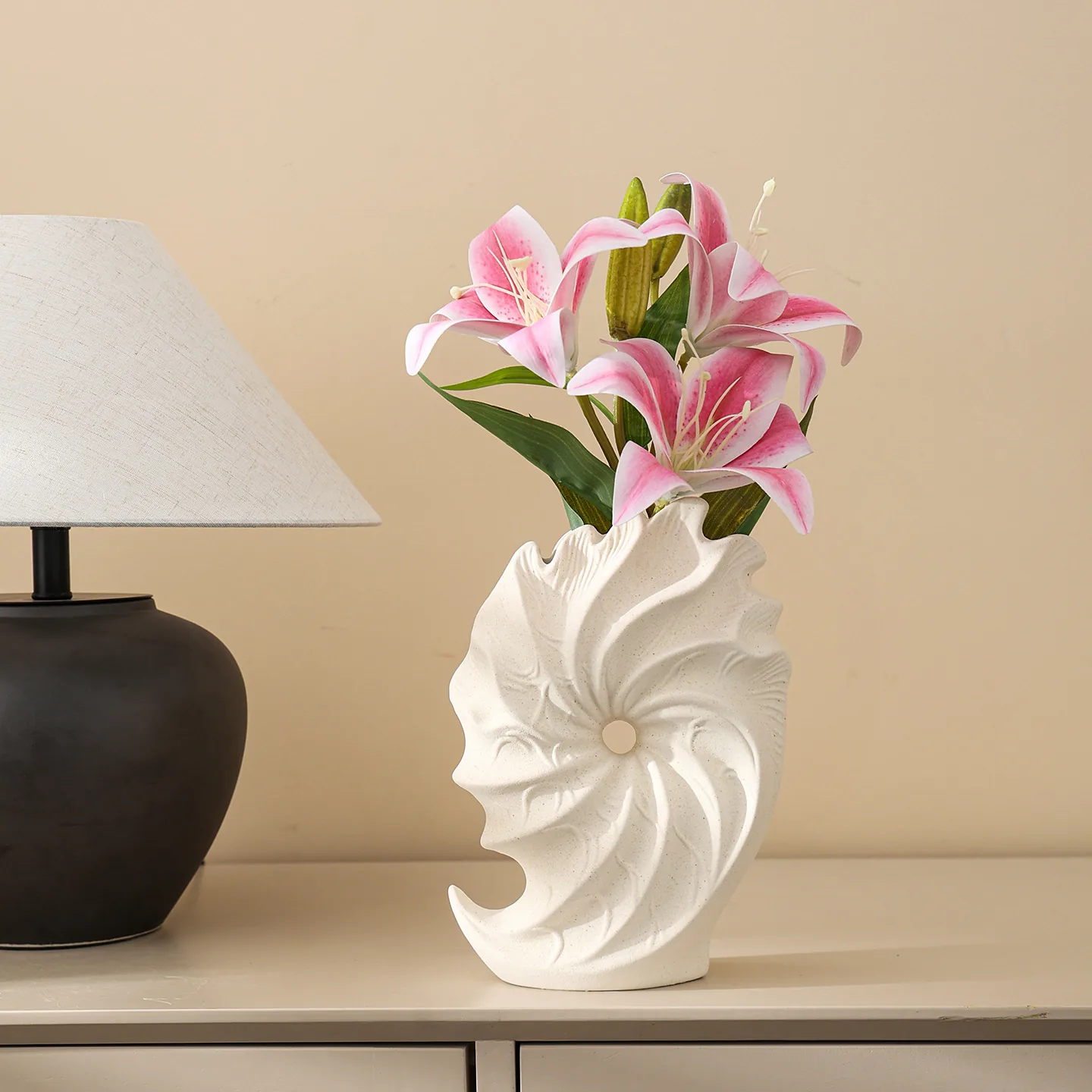 White conch ceramic flower vase